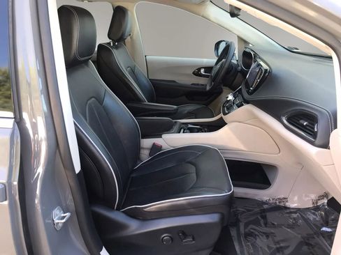Used 2023 Chrysler Pacifica Limited FWD image 2