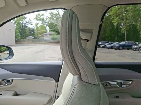 Used 2022 Volvo XC90 T5 Momentum w/ Advanced Package image 17