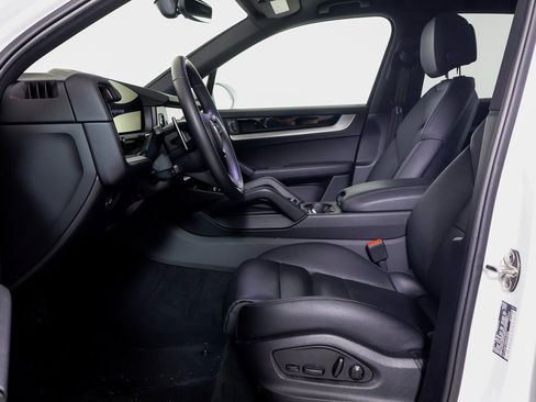 Used 2025 Porsche Cayenne image 5