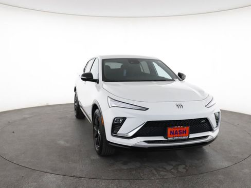 Used 2025 Buick Envista Sport Touring image 3