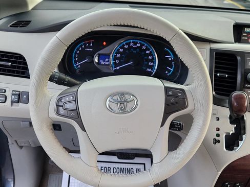 Used 2013 Toyota Sienna XLE image 7