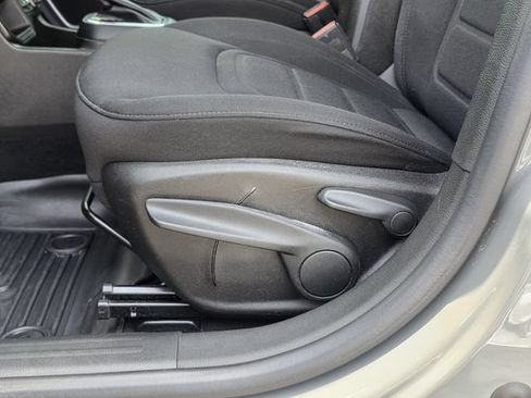 Used 2021 Jeep Renegade Latitude FWD image 14