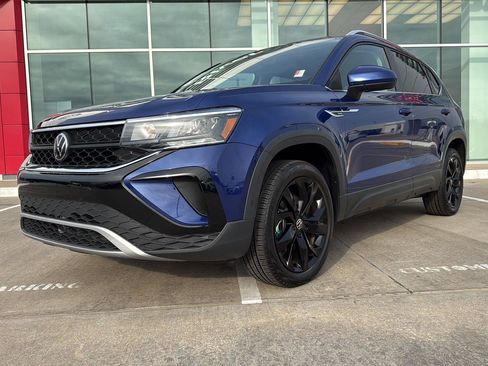 Used 2024 Volkswagen Taos SE image 2