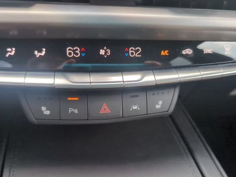 Used 2024 Cadillac XT4 Luxury w/ Cold Weather Package FWD image 20