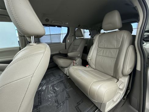 Used 2017 Toyota Sienna XLE image 32