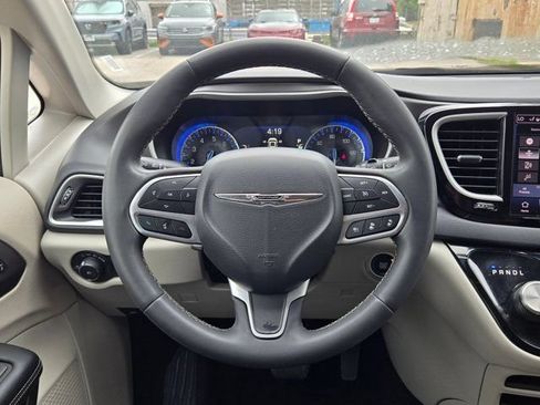 Used 2023 Chrysler Pacifica Touring-L FWD image 22