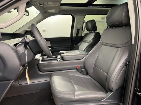 New 2025 Ford Expedition Active image 28