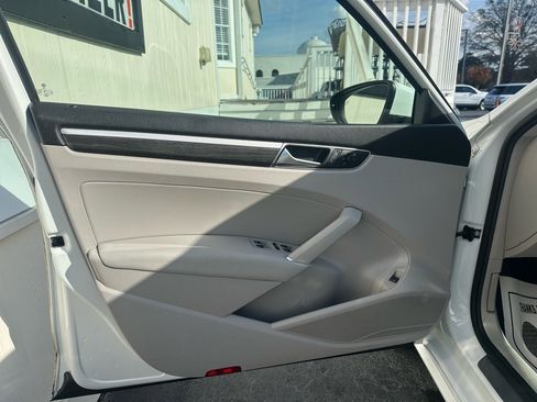 Used 2018 Volkswagen Passat 2.0T SE image 21