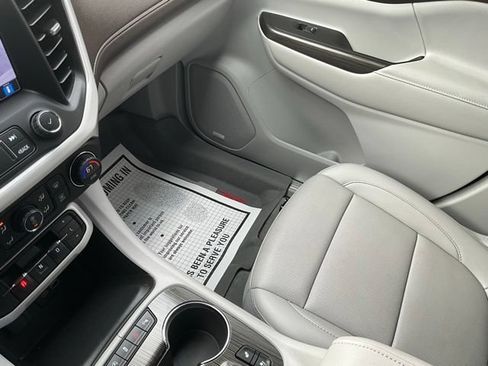 Used 2023 GMC Acadia SLT w/ Technology Package FWD image 17