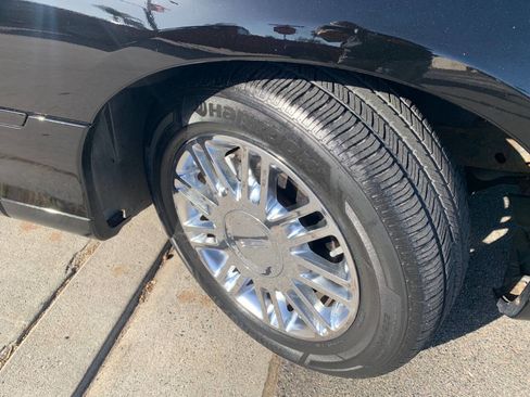 Used 2006 Lincoln Town Car Designer Series RWD image 8