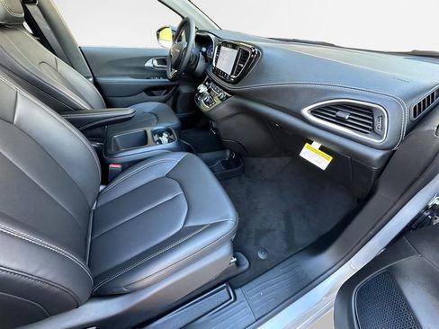 New 2026 Chrysler Pacifica Select image 25