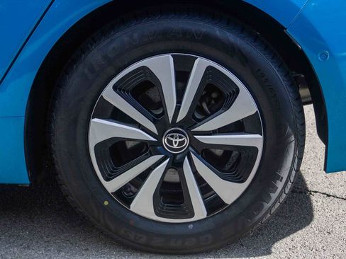 Used 2017 Toyota Prius Prime Advanced image 11