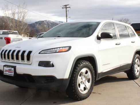 Used 2017 Jeep Cherokee Sport w/ Cold Weather Group image 5