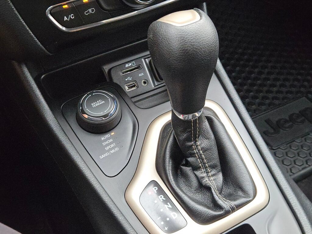 Used 2016 Jeep Cherokee Latitude w/ Cold Weather Group AWD/4WD image 29