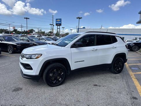 Used 2025 Jeep Compass Latitude AWD/4WD image 4
