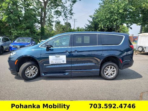 Used 2025 Chrysler Pacifica Select image 5