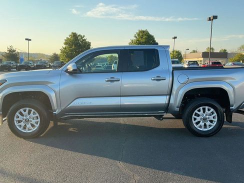 Certified 2025 Toyota Tacoma SR5 AWD/4WD image 11