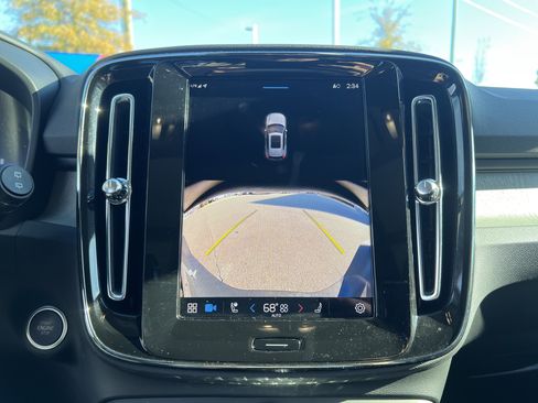 Used 2025 Volvo XC40 B5 Core image 25