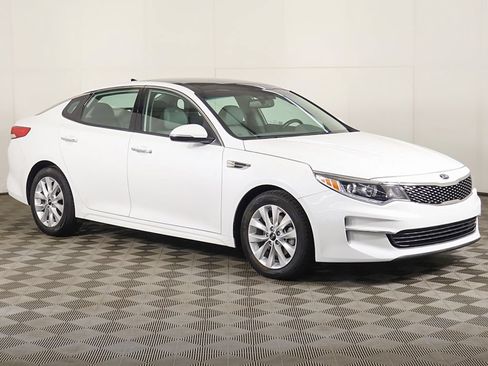 Used 2018 Kia Optima EX w/ Premium Package FWD image 2