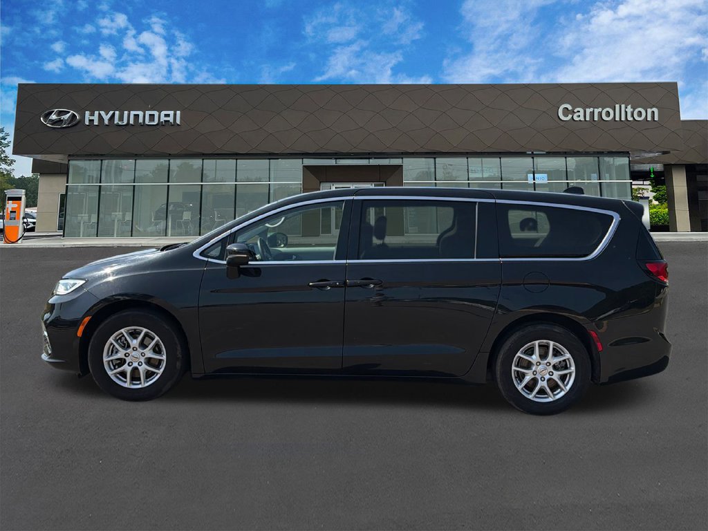 Used 2023 Chrysler Pacifica Touring-L FWD image 8