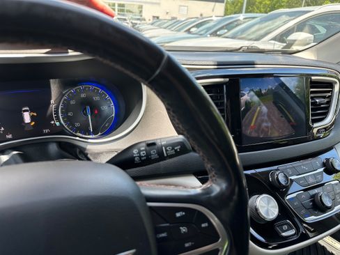 Used 2020 Chrysler Pacifica Touring-L Plus FWD image 33