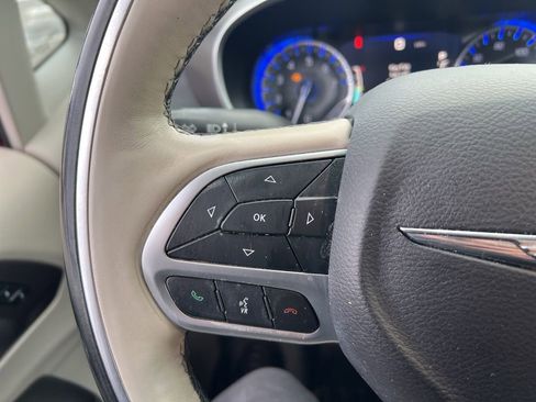 Used 2018 Chrysler Pacifica Limited image 17