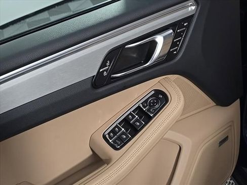Certified 2025 Porsche Macan image 16