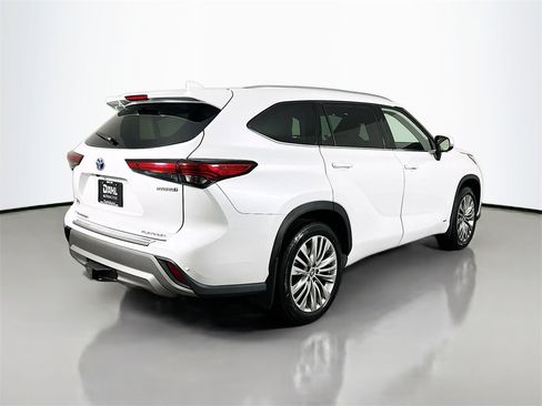 Used 2023 Toyota Highlander Platinum image 7
