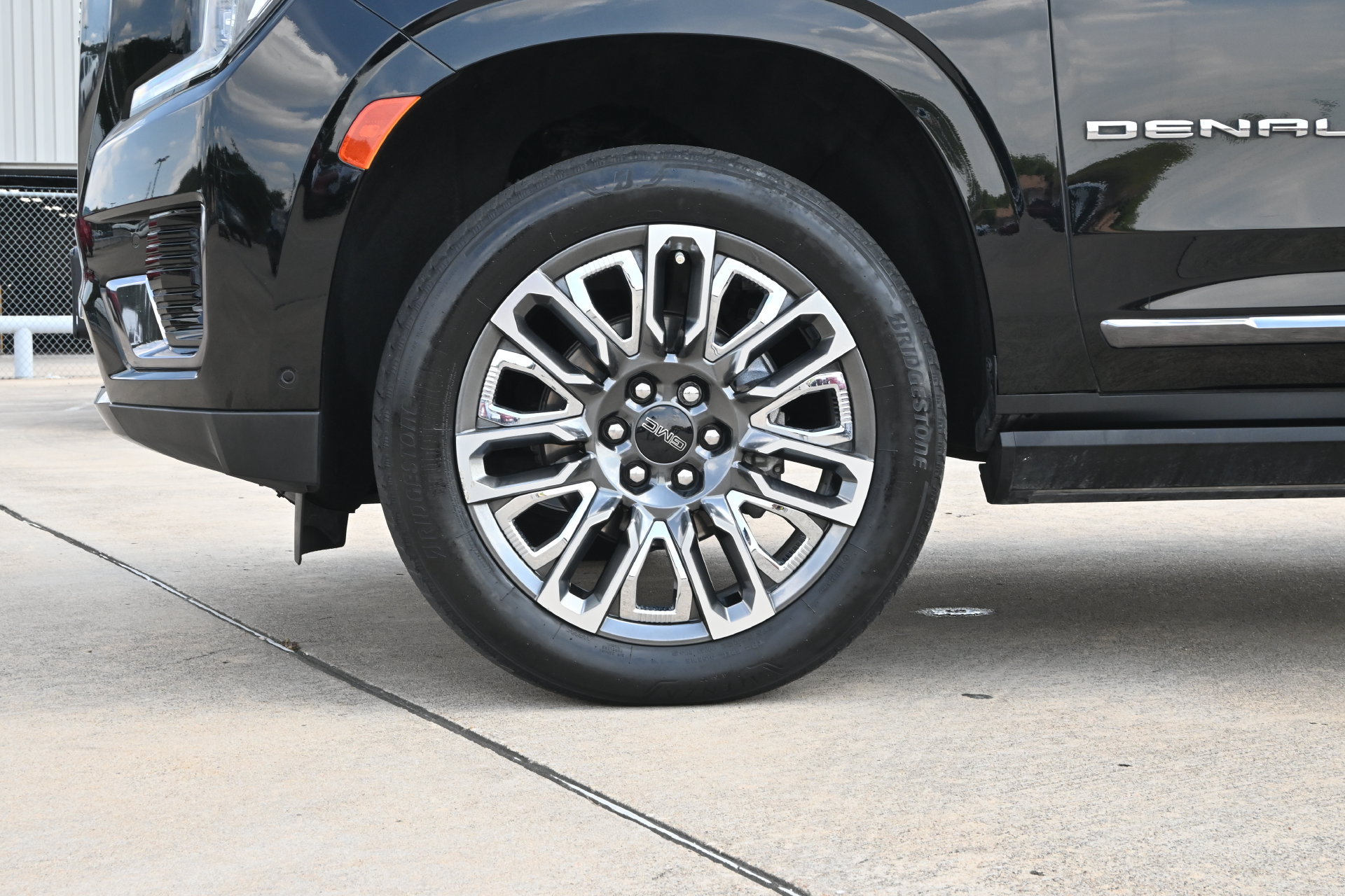 Used 2024 GMC Yukon XL Denali Ultimate AWD/4WD image 30