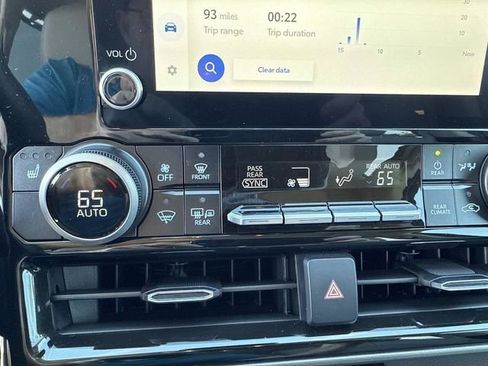 Used 2025 Toyota Highlander XLE image 29