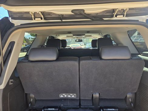 Used 2011 GMC Yukon SLT w/ SLT-2 Equipment Package AWD/4WD image 21