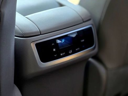 Used 2019 Toyota Highlander XLE AWD/4WD image 46
