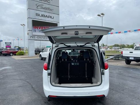Used 2017 Chrysler Pacifica Touring-L Plus FWD image 19
