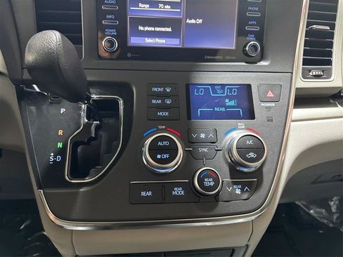 Used 2018 Toyota Sienna LE FWD image 32
