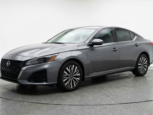 Used 2025 Nissan Altima 2.5 SV image 3