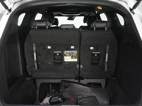 Used 2025 Toyota Sienna Platinum AWD/4WD image 9