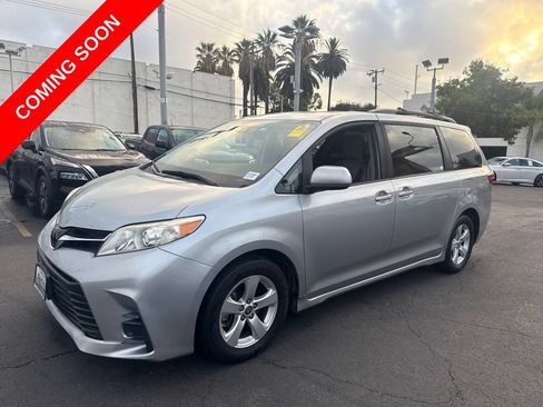 Used 2020 Toyota Sienna LE w/ Carpet Mat Package FWD image 9