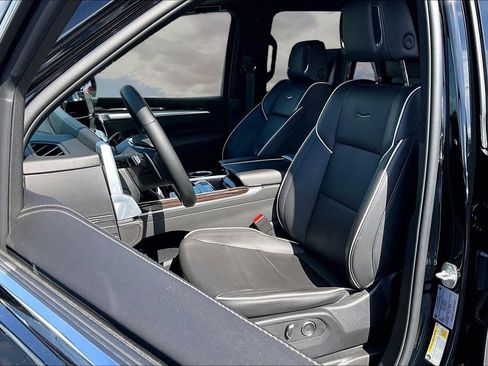 Used 2025 Cadillac Escalade Premium Luxury AWD/4WD image 21