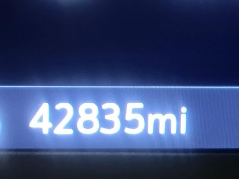 Used 2023 Chevrolet Traverse LT image 3