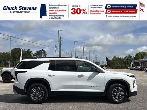 Used 2025 Chevrolet Traverse LT FWD image 4