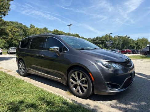 Used 2019 Chrysler Pacifica Limited FWD image 3