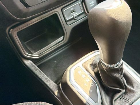 Used 2019 Jeep Renegade Latitude FWD image 27