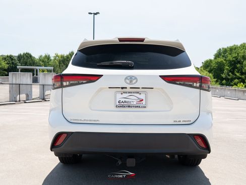 Used 2021 Toyota Highlander XLE AWD/4WD image 6