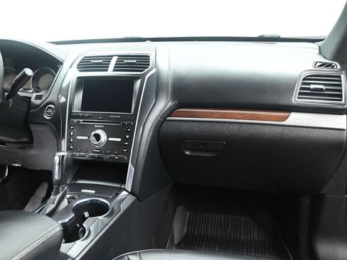 Used 2018 Ford Explorer Platinum image 6