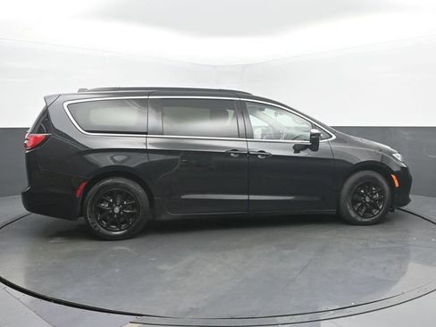Used 2022 Chrysler Pacifica Touring-L FWD image 6