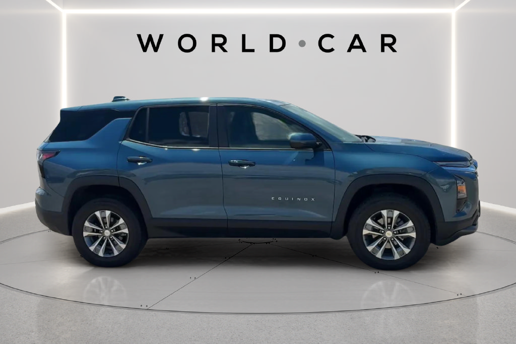 Used 2026 Chevrolet Equinox LT FWD image 3
