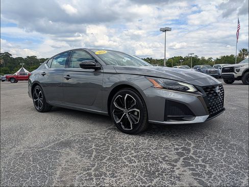 Used 2024 Nissan Altima 2.5 SR FWD image 2