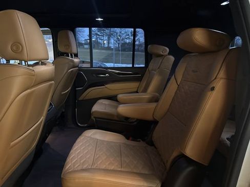 Used 2023 Cadillac Escalade ESV Premium Luxury image 10