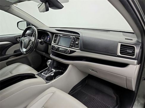 Used 2019 Toyota Highlander XLE image 38