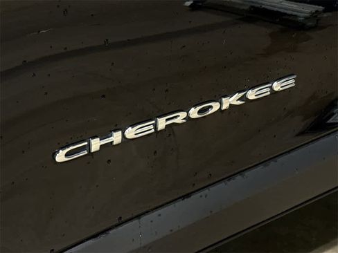 Used 2022 Jeep Cherokee Limited image 8